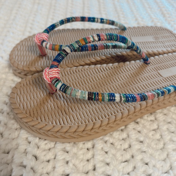 beachy flip flops! 🌸 - Picture 1 of 4